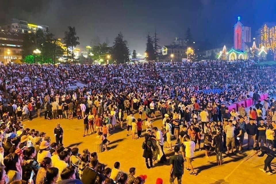 Du khách khiêu vũ bên bờ hồ Yên Trung ở Quảng Ninh-1