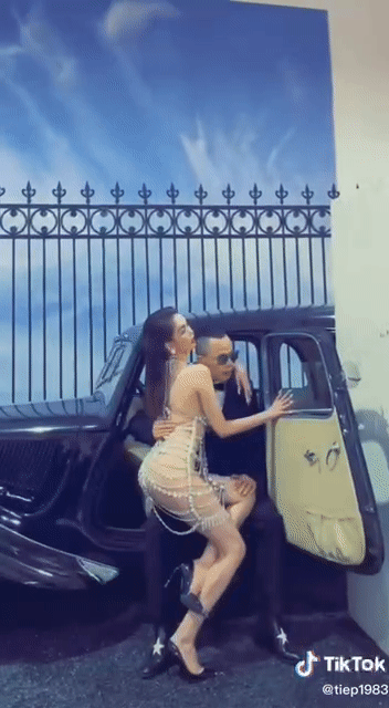 Ngọc Trinh diện bikini nhỏ xíu lộ gần hết body bên Vũ Khắc Tiệp-2