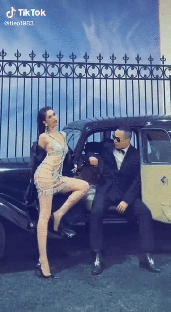 Ngọc Trinh diện bikini nhỏ xíu lộ gần hết body bên Vũ Khắc Tiệp-1