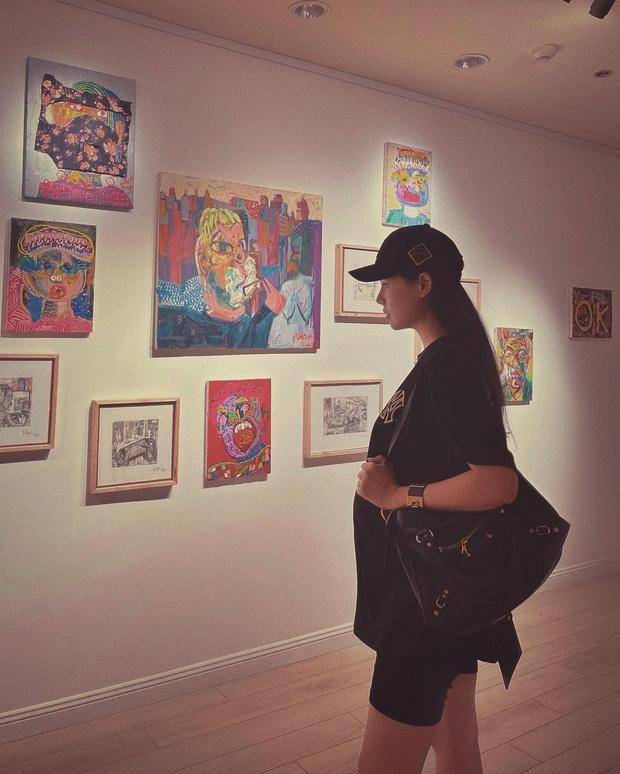 Phu nhân tập đoàn nghìn tỷ vác bụng bầu xem tranh, nhắn nhủ đáng yêu đến em bé-3