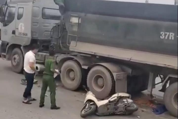 Xe tải va chạm xe máy, 3 mẹ con thương vong-1