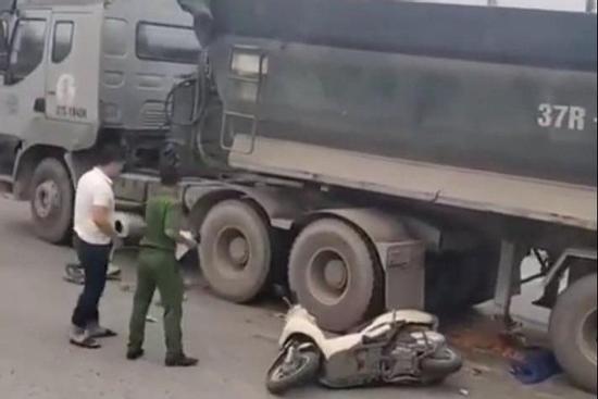 Xe tải va chạm xe máy, 3 mẹ con thương vong