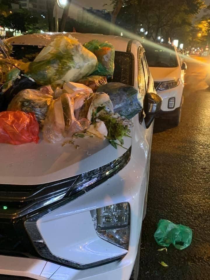 Chủ xe đỗ như bố đời, xế hộp bị người dân trang trí nguyên núi rác-2