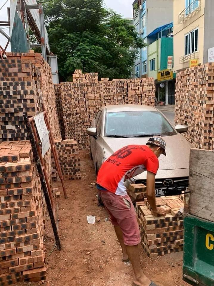 Đỗ xe chắn ngang cửa, tài xế có hành động khiến chủ nhà chả nỡ giận-6