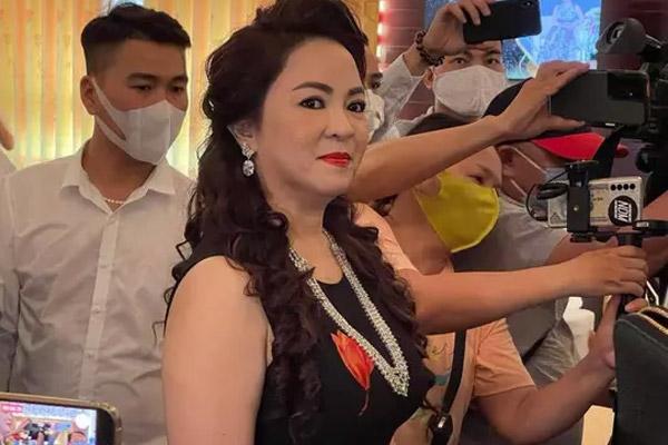 Vợ ông Dũng Lò Vôi chỉ đích danh Hoài Linh liên hệ ma quỷ với Võ Hoàng Yên-3