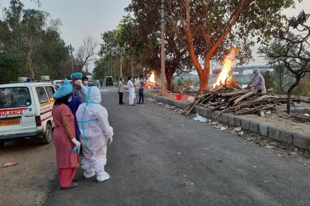 Thảm cảnh Covid-19 ở Ấn Độ: Lò hỏa thiêu quá tải, xác chết chôn quanh nhà-3