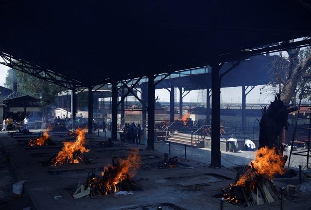 Thảm cảnh Covid-19 ở Ấn Độ: Lò hỏa thiêu quá tải, xác chết chôn quanh nhà-4