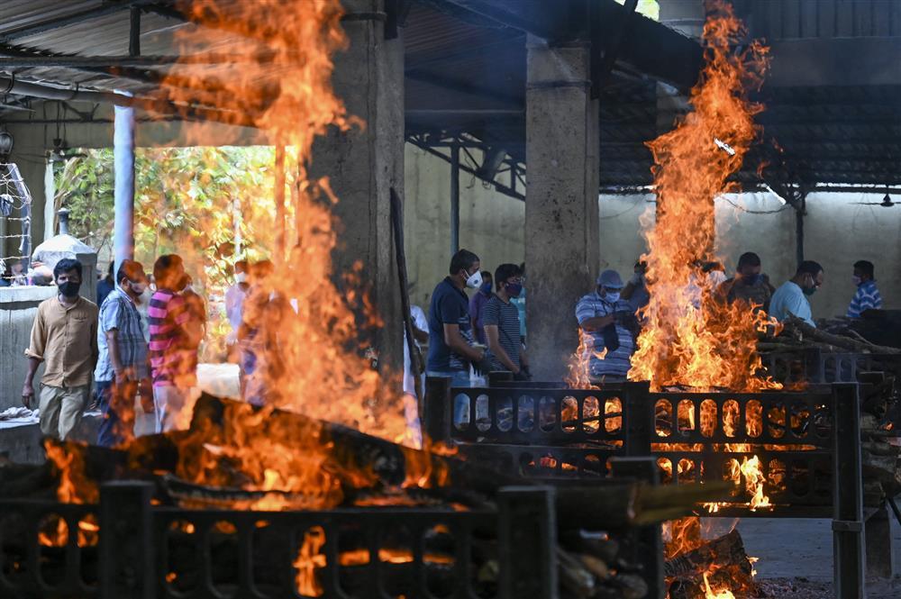 Thảm cảnh Covid-19 ở Ấn Độ: Lò hỏa thiêu quá tải, xác chết chôn quanh nhà-5