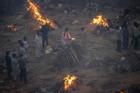 Thảm cảnh Covid-19 ở Ấn Độ: Lò hỏa thiêu quá tải, xác chết chôn quanh nhà