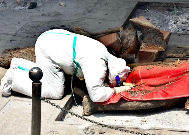 Thảm cảnh Covid-19 ở Ấn Độ: Lò hỏa thiêu quá tải, xác chết chôn quanh nhà-2