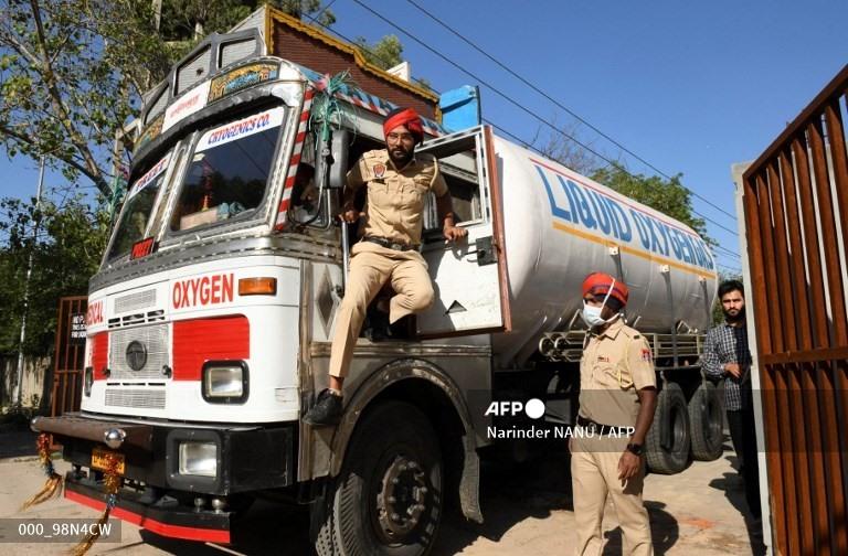 Thảm cảnh Covid-19 ở Ấn Độ: Lò hỏa thiêu quá tải, xác chết chôn quanh nhà-14