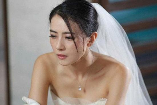 Đêm tân hôn, vừa cởi váy cưới, cô dâu khóc hết nước mắt vì hành động của mẹ chồng