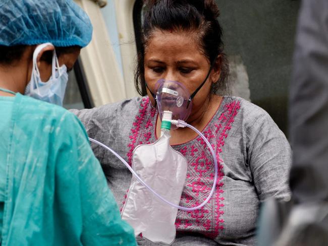 Ấn Độ: Xe cứu thương chạy văng cả thi thể Covid-19, vẫn cưới tưng bừng-1
