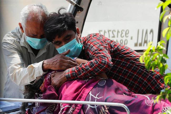 Ấn Độ: Xe cứu thương chạy văng cả thi thể Covid-19, vẫn cưới tưng bừng-2