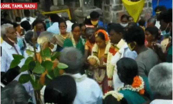 Ấn Độ: Xe cứu thương chạy văng cả thi thể Covid-19, vẫn cưới tưng bừng-6