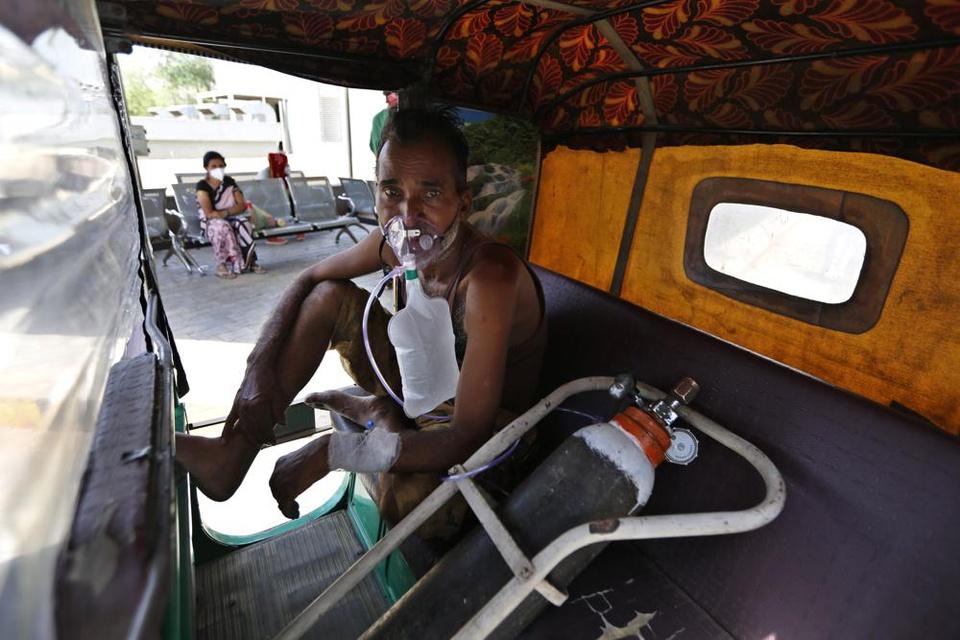 Ấn Độ: Xe cứu thương chạy văng cả thi thể Covid-19, vẫn cưới tưng bừng-3