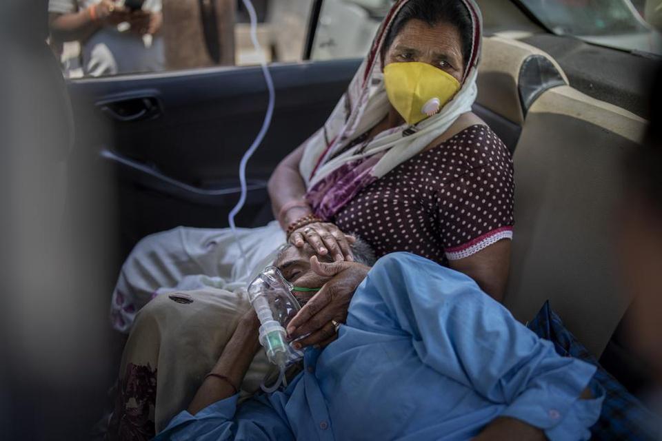 Ấn Độ: Xe cứu thương chạy văng cả thi thể Covid-19, vẫn cưới tưng bừng-7