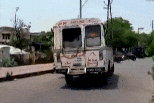 Ấn Độ: Xe cứu thương chạy văng cả thi thể Covid-19, vẫn cưới tưng bừng-5