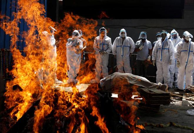 Video: Ám ảnh thi thể xếp la liệt tại Ấn Độ, sự sống quá mong manh tại hố đen Covid-6