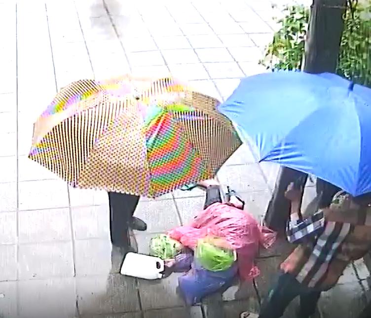 Phẫn nộ: Người đàn ông bất tỉnh bị lôi xềnh xệch vứt ra vỉa hè giữa trời mưa-1