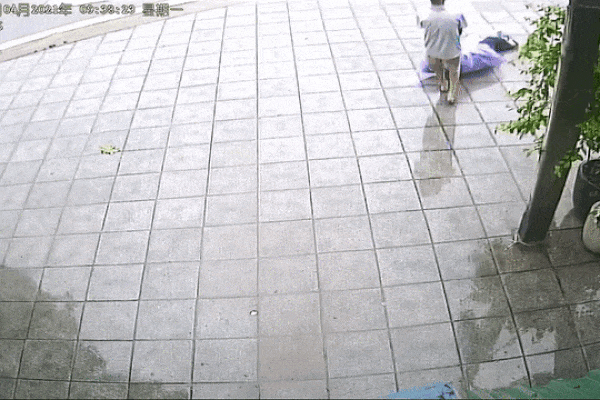 Phẫn nộ: Người đàn ông bất tỉnh bị lôi xềnh xệch 'vứt' ra vỉa hè giữa trời mưa
