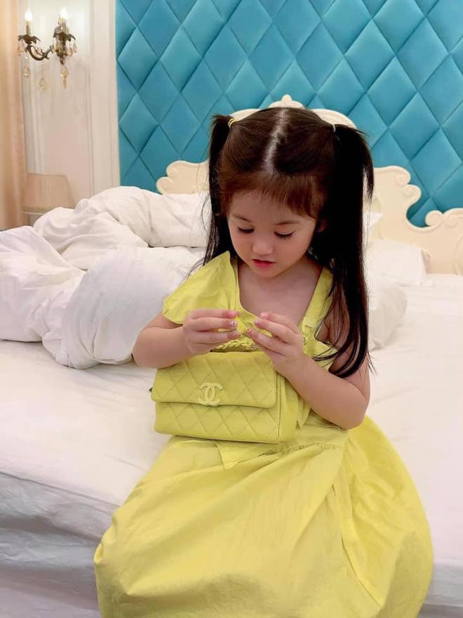 3 rich kid nhà Đoàn Di Băng: Xinh như thiên thần, lấy đồ hiệu làm đồ chơi từ nhỏ-5