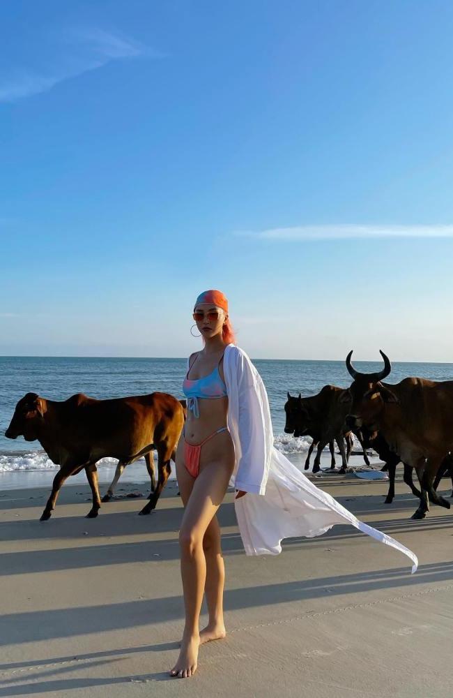 Bikini cọng thun bé bằng bàn tay thu hút loạt mỹ nhân thị phi showbiz-5