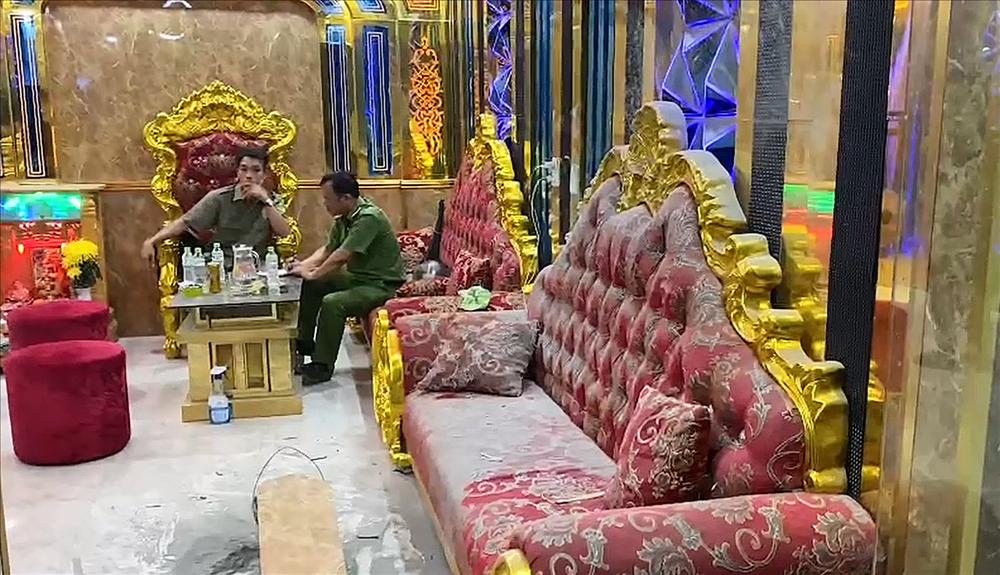 Bị cô gái từ chối đi chơi, nhóm côn đồ đánh nhân viên, đập phá quán karaoke-2