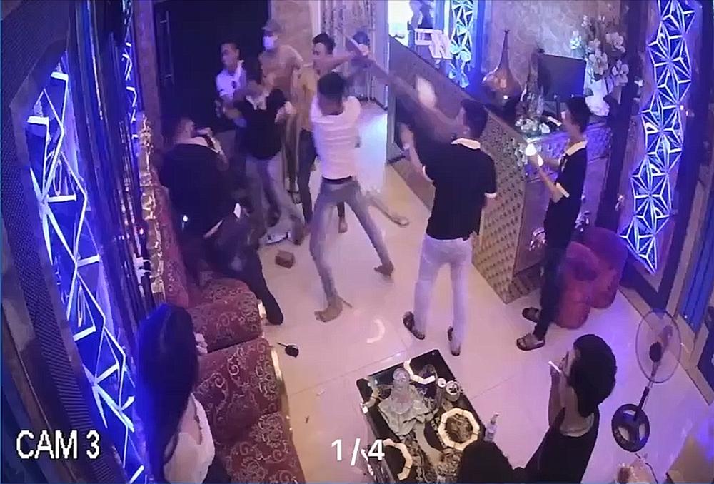 Bị cô gái từ chối đi chơi, nhóm côn đồ đánh nhân viên, đập phá quán karaoke-1
