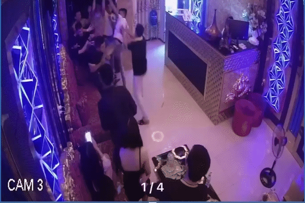 Bị cô gái từ chối đi chơi, nhóm côn đồ đánh nhân viên, đập phá quán karaoke