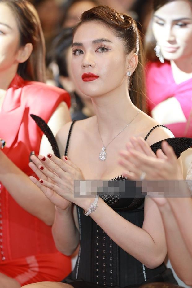 Ngọc Trinh khiến netizen khóc thét vì đeo lens giả trân-5