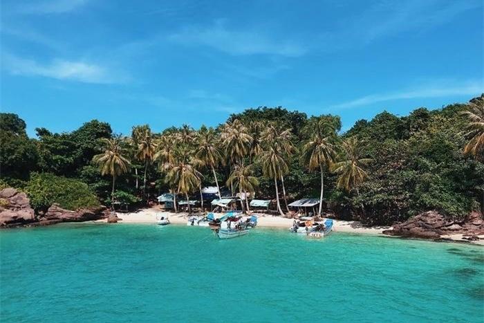 Du khách đổ về Vũng Tàu tắm biển dịp lễ 30/4-1