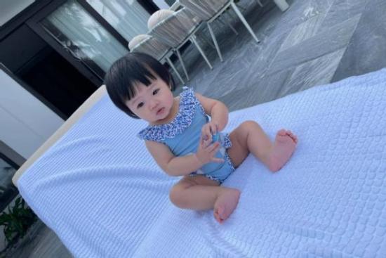 Ái nữ nhà Cường Đô La tung trọn bộ diện áo tắm chào hè, mới 7 tháng tuổi siêu 'hot'!