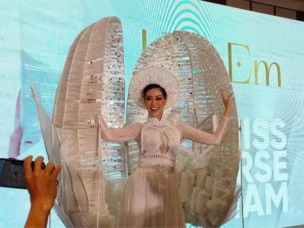 Cận cảnh Quốc phục khổng lồ di chuyển khó khăn của hoa hậu Khánh Vân-3