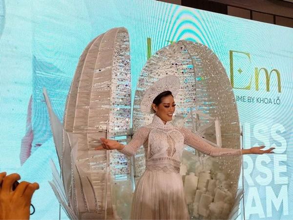 Cận cảnh Quốc phục khổng lồ di chuyển khó khăn của hoa hậu Khánh Vân-4