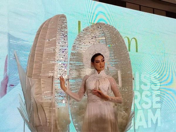 Cận cảnh Quốc phục khổng lồ di chuyển khó khăn của hoa hậu Khánh Vân-5