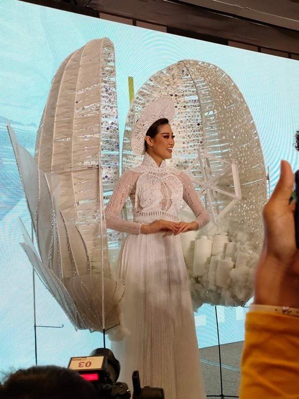 Cận cảnh Quốc phục khổng lồ di chuyển khó khăn của hoa hậu Khánh Vân-6