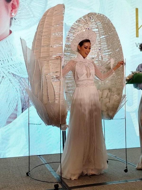 Cận cảnh Quốc phục khổng lồ di chuyển khó khăn của hoa hậu Khánh Vân-9