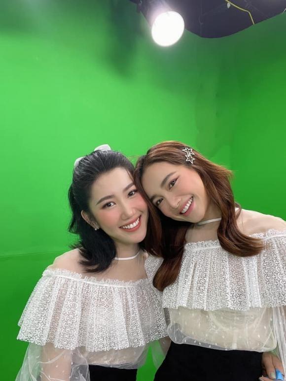 Nhã Phương diện đồ đôi với Thúy Ngân, đọ nhan sắc một chín một mười-1