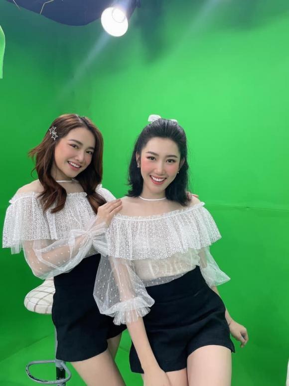 Nhã Phương diện đồ đôi với Thúy Ngân, đọ nhan sắc một chín một mười-3