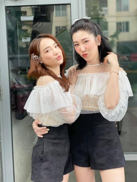 Nhã Phương diện đồ đôi với Thúy Ngân, đọ nhan sắc một chín một mười-4