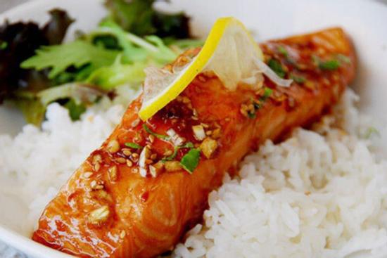 Cách làm cá hồi chiên sốt mật ong