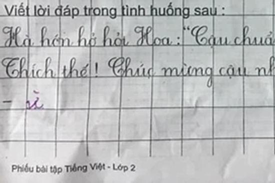Yêu cầu viết lời đáp khi bạn bè hỏi chuyến đi chơi, cậu nhóc nói 1 từ nghe mà 'tức'