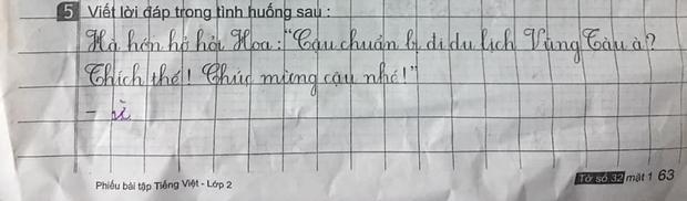 Yêu cầu viết lời đáp khi bạn bè hỏi chuyến đi chơi, cậu nhóc nói 1 từ nghe mà tức-1