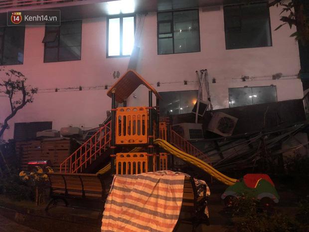 Cả dàn điều hòa chung cư ở Hà Nội đổ sập xuống sân chơi trẻ em-1