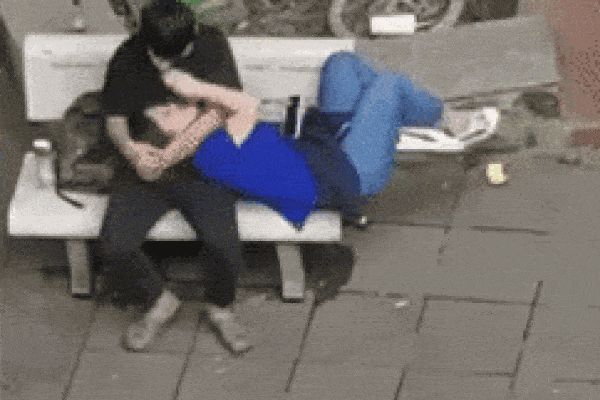 Sau giờ học, cặp đôi nằm lên ghế đá, ôm hôn nhau ngay nơi công cộng