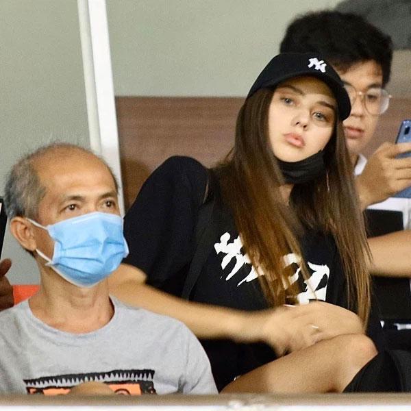 Bồ Tây của Bùi Tiến Dũng lộ nhan sắc thật qua ảnh chụp lén-3