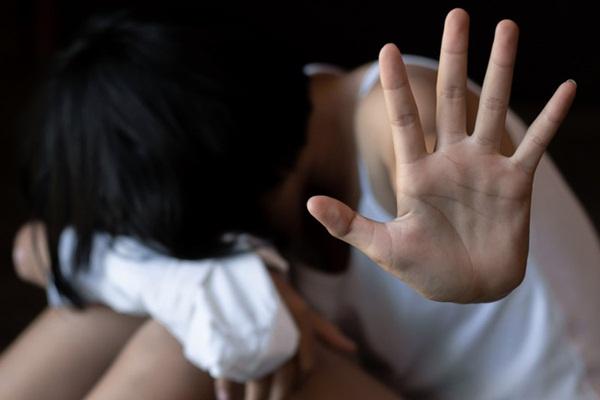 2 nữ sinh òa khóc cầu cứu cô giáo vì bị kẻ xấu dùng ảnh nóng đe dọa-2