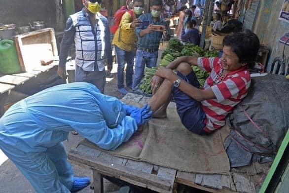 ẢNH HOT: Nhân viên y tế vái lạy, van xin người dân Ấn Độ đeo khẩu trang-1