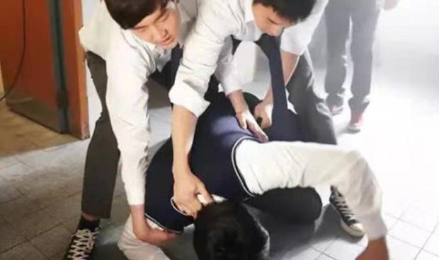 Nam sinh 16 tuổi bị hắt nước tiểu, án dành cho kẻ bắt nạt gây phẫn nộ-1